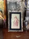 Décoration vintage  cabinet de curiosités cadre ancien avec carte pieuse année 1931