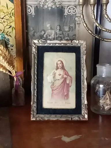 Décoration vintage  cabinet de curiosités cadre ancien avec carte pieuse année 1931